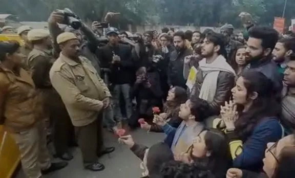 റോസാപ്പൂ വിപ്ലവം; രാജ്യതലസ്ഥാനത്ത്  വേറിട്ട പ്രതിഷേധം, വീഡിയോ