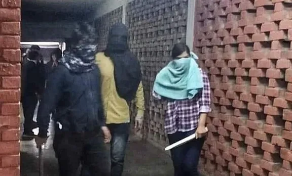 അക്രമികള്‍ ആംബുലന്‍സ് തടഞ്ഞു, പൊലീസ് എല്ലാം നോക്കിനില്‍ക്കുകയായിരുന്നു: ദൃക്‌സാക്ഷിയായ ജെഎൻയുവിലെ അധ്യാപകന്‍