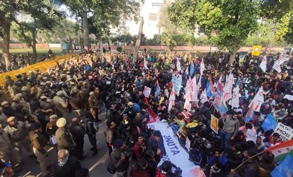 ജെഎൻയു: വിദ്യാർഥികൾക്കു നേരെ ലാത്തിവീശി പൊലീസ്