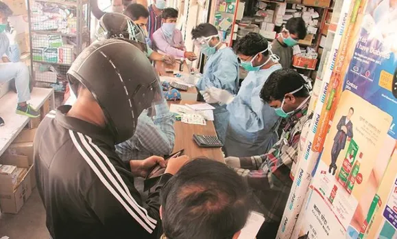 ലോക്ക്ഡൗൺ: ഗ്രാമങ്ങളിൽ പ്രശ്നം മരുന്നുകളില്ലാത്തത്, ആശുപത്രികളിലേക്ക് പണമെത്തിക്കാൻ സഹായിച്ച് സന്നദ്ധ പ്രവർത്തകർ