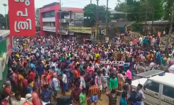 migrated workers protest at Changanassery Payippat, പായിപ്പാട്ട് ലോക്ക്ഡൗണ്‍ ലംഘിച്ച് അതിഥി തൊഴിലാളികൾ, കൊറോണ വൈറസ്, Migrating employees, coronavirus india coronavirus update coronavirus in india coronavirus kerala coronavirus news world coronavirus, iemalayalam, ഐഇ മലയാളം