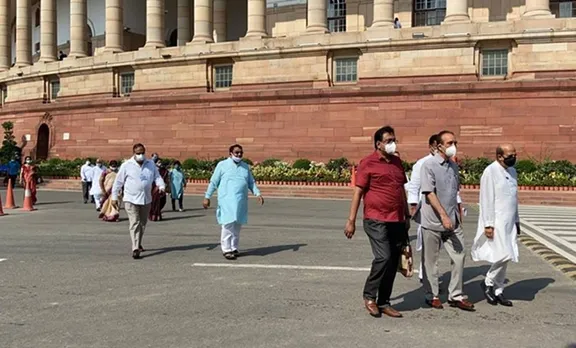 ഒറ്റക്കെട്ടായി പ്രതിപക്ഷം; സഭ വിട്ടിറങ്ങി, എംപിമാർക്കെതിരായ നടപടി പിൻവലിക്കണമെന്ന് ആവശ്യം