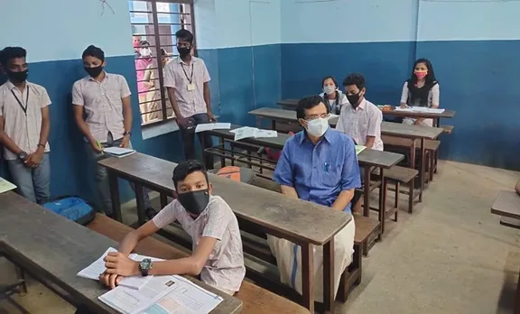 വിദ്യാർഥികൾക്ക് കരുത്ത് പകരാൻ വിദ്യാഭ്യാസമന്ത്രിയെത്തി; കുട്ടികൾക്കൊപ്പം മാഷും ബഞ്ചിൽ