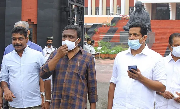 തിയേറ്ററുകൾ മറ്റന്നാൾ മുതൽ; മുഖ്യമന്ത്രിക്ക് നന്ദി പറഞ്ഞ് സിനിമാലോകം