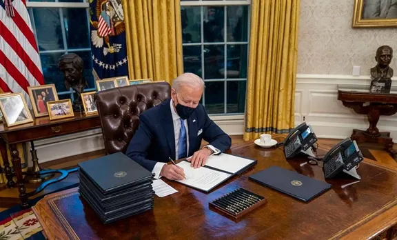 Joe Biden, ജോ ബൈഡൻ, Joe biden signs 17 executive orders, 17 ഉത്തരവുകൾ, Biden first day, Donald trump policies, US news, US president, world news, iemalayalam, ഐഇ മലയാളം