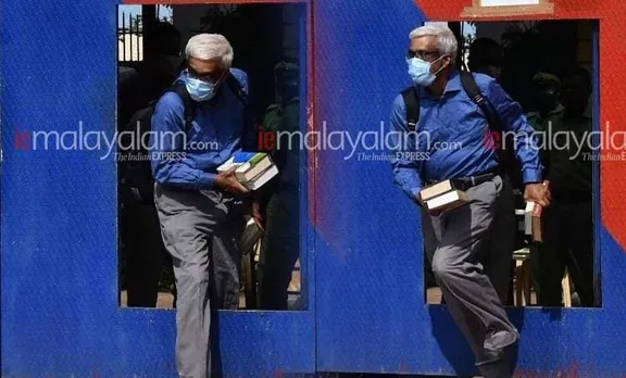 കയ്യിൽ പുസ്‌തകങ്ങൾ, തോളിൽ ബാഗ്; 98 ദിവസത്തെ ജയിൽവാസത്തിനു ശേഷം ശിവശങ്കർ പുറത്തിറങ്ങി