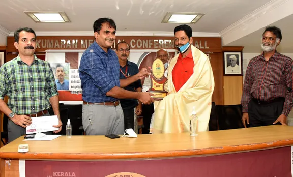 Viral Video, വൈറൽ വീഡിയോ, social, trend, fell from building, man rescued youth who fell down from building, vatakara, ULCCS, ie malayalam, ഐഇ മലയാളം