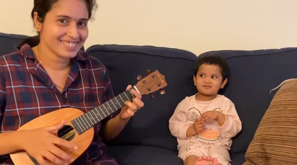യുകുലെലെ വായിച്ച് പാടുന്ന അമ്മക്ക് കട്ട സപ്പോർട്ടുമായി കുഞ്ഞു മോൾ; വൈറലായി വീഡിയോ