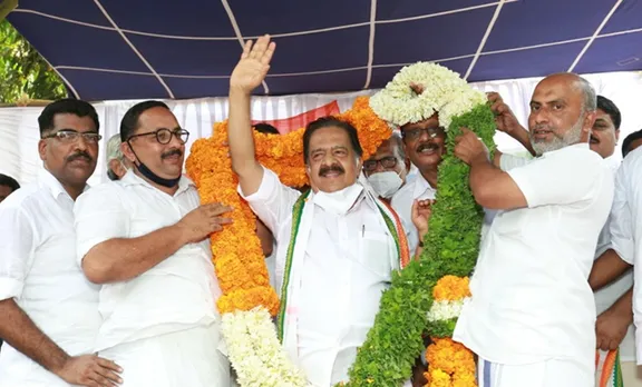 Kerala assembly election 2021, Ramesh Chennithala, polling day, LDF, UDF ,NDA, CPM, Congress-BJP-live updates, Indian express malayalam, IE Malayalam, കേരള നിയമസഭാ തിരഞ്ഞെടുപ്പ്, എൽഡിഎഫ്, യുഡിഎഫ്, ബിജെപി, എൻഡിഎ, കേരളത്തിൽ വോട്ടെടുപ്പ്, രമേശ് ചെന്നിത്തല, ഇന്ത്യന്‍ എക്സ്പ്രസ് മലയാളം, ഐഇ മലയാളം.