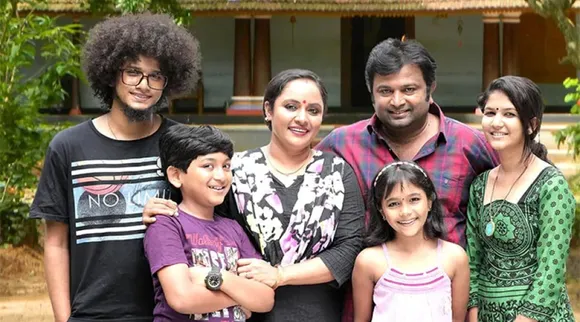 uppum mulakum, uppum mulakum stars, uppum mulakum stars in movie, biju sopanam, nisha sarang
