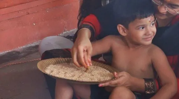 ഇന്ന് വിജയദശമി; അറിവിന്റെ ആദ്യക്ഷരം കുറിച്ച് കുരുന്നുകൾ