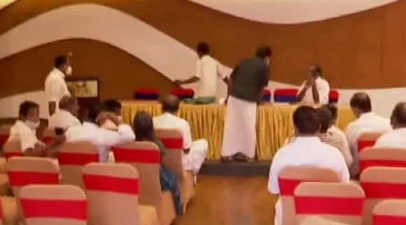 കോഴിക്കോട് എ ഗ്രൂപ്പ് യോഗം റിപ്പോർട്ട് ചെയ്യാനെത്തിയ മാധ്യമപ്രവർത്തകർക്ക് മർദനം