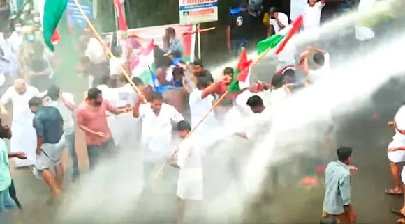 മോഫിയ കേസ്: കോൺഗ്രസ് എസ്‌ പി ഓഫീസ് മാർച്ചിൽ സംഘർഷം, കണ്ണീർവാതകം പ്രയോഗിച്ചു