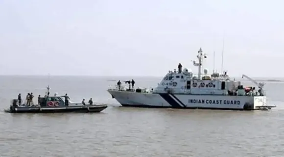 Pakistani boat seized, Pakistan boat drugs, Indian coast guard pakistan boat, gujarat pakistan boat, ahmedabad news, Indian Express malayalam