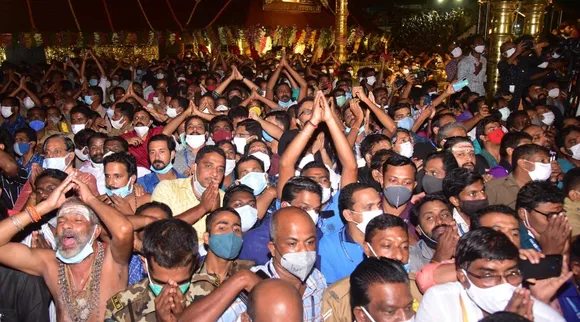 മകരജ്യോതി ദര്‍ശിച്ച് തീര്‍ത്ഥാടകര്‍; ഭക്തിസാന്ദ്രമായി ശബരിമല: ചിത്രങ്ങള്‍