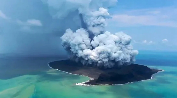 tonga, tonga tsunami, tonga volcano eruption videos, Hunga Tonga-Hunga Haʻapai, tonga underwater volcano videos, indian express malayalam