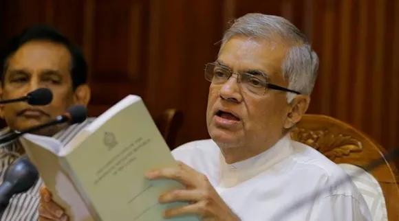 റെനില്‍ വിക്രമസിംഗെ ശ്രീലങ്കന്‍ പ്രധാനമന്ത്രി; മഹിന്ദ രാജപക്സെ ഉള്‍പ്പെടെ 17 പേർക്ക് രാജ്യം വിടുന്നതിന് വിലക്ക്