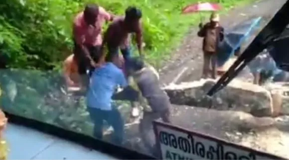 ആനവണ്ടിയുടെ യാത്രമുടക്കി റോഡിൽ മരം, ഇറങ്ങി വെട്ടിമാറ്റി യാത്രക്കാരും ജീവനക്കാരും; വീഡിയോ