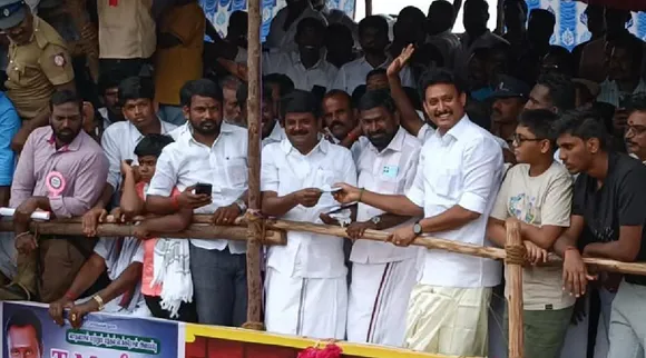 Vijaya Baskar ADMK bull win Trichy Sooriyur Jallikattu Anbil Mahesh Poyyamozhi give prize Tamil News