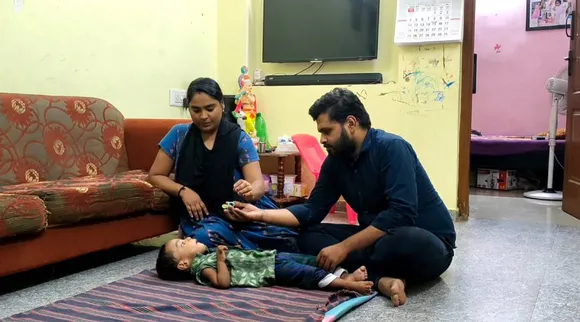 குழந்தைக்கு பெற்றோர் உதவி
