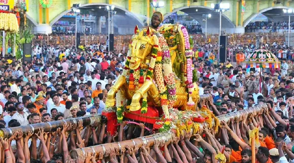kallazhagar dressed in green silk rose from the vaigai river