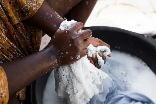 How to wash a white shirt