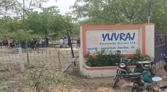 Virudhunagar 2 died 3 seriously injured explosion Vadakarai firecracker factory Kariyapatti Tamil News 