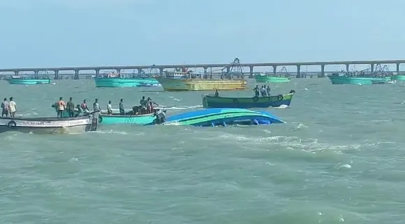 Pamban 6 fishers rescued after boat drowned in sea Tamil News 