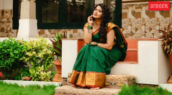 சுருட்டை முடி... சூப்பரான பாரம்பரிய சேலை: தோற்றத்தை மாற்றிய சீரியல் நடிகை