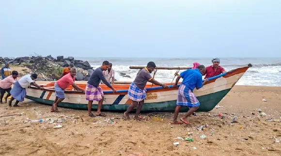 puducherry fisheries department announcement to fishermen fishermen not to venture into the sea for 2 days Tamil News