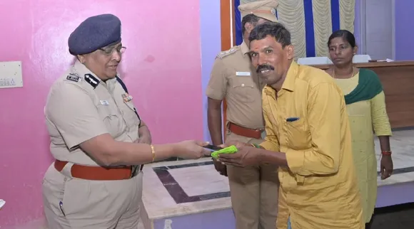 Trichy Police Commissioner Kamini IPS give recovered phones Tamil News