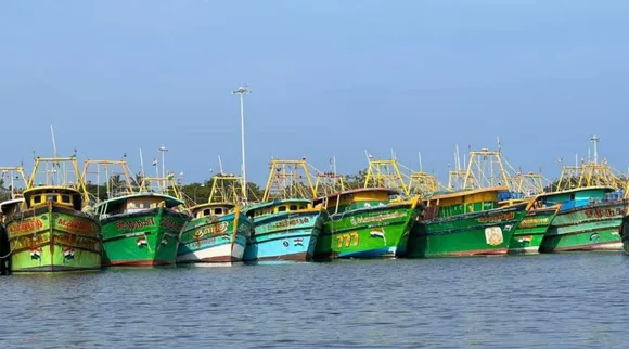 puducherry fisheries department issues warning fishermen to not go for fishing on 16th and 17th oct Tamil News 