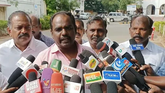 District Superintendent of Police to withdraw the case filed against the traders