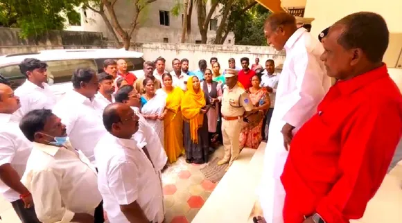 Puducherry woman Went to CM Rangaswamy house to complain about police and 25 pounds of Jewelery missed in TN govt bus Tamil News 