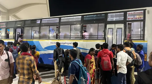 kilambakkam bus terminus chennai people protest for less buses to Trichy Tamil News 