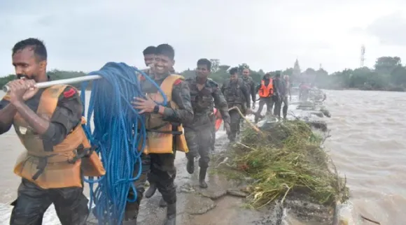 gujarat rain updates water logging flooding IMD cyclone warning Tamil News 