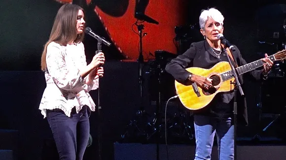 Lana delights fans with surprises on show