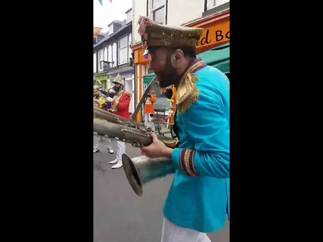 Akon's Play Hard goes all brass band