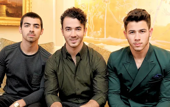 Jonas Brothers Doing "What a Man Gotta Do"