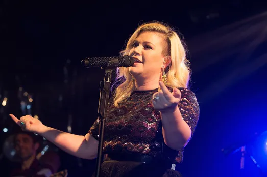 Kelly Clarkson Loves To "Just Sing " In Quarantine
