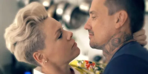 pink carey hart