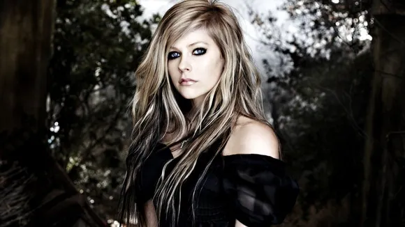 Avril Lavigne Is Here To Show You That She's A Queen