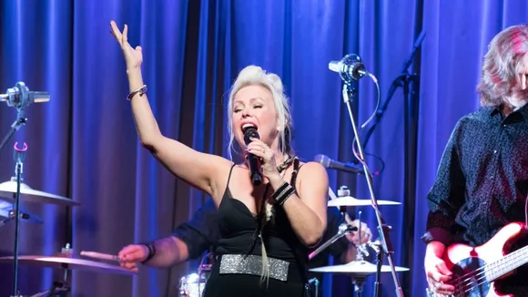 Terri Nunn From Berlin Apologises For Performing