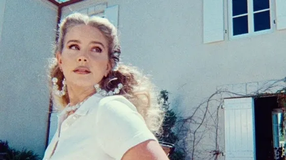 Lana Drops ‘Chemtrails Over the Country Club’ Video