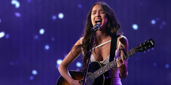 Olivia Rodrigo Gave a Stellar Performance at The 2021 AMAs With Powerhouse ‘Traitor’