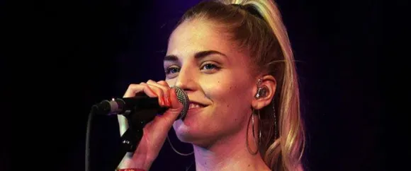 Hannah Reid of London Grammar And Coldplay Perform 'Let Somebody Go'