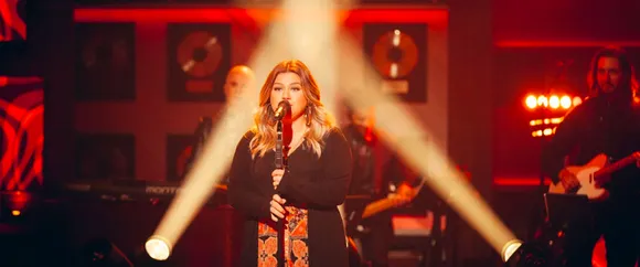 Kelly Clarkson Serves Up Holiday Sisterhood in ‘White Christmas’ ‘Kellyoke’