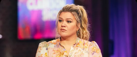 Kelly Clarkson Thinks Taylor Swift is "Brilliant" For These Reasons!