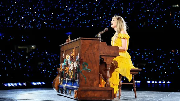 Taylor Swift Sings ‘Suburban Legends’ Live For The First Time