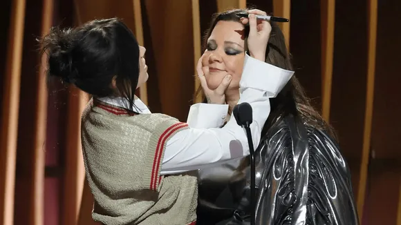 Billie Eilish Signs Melissa McCarthy's Face (With a Sharpie) at The SAG Awards 2024